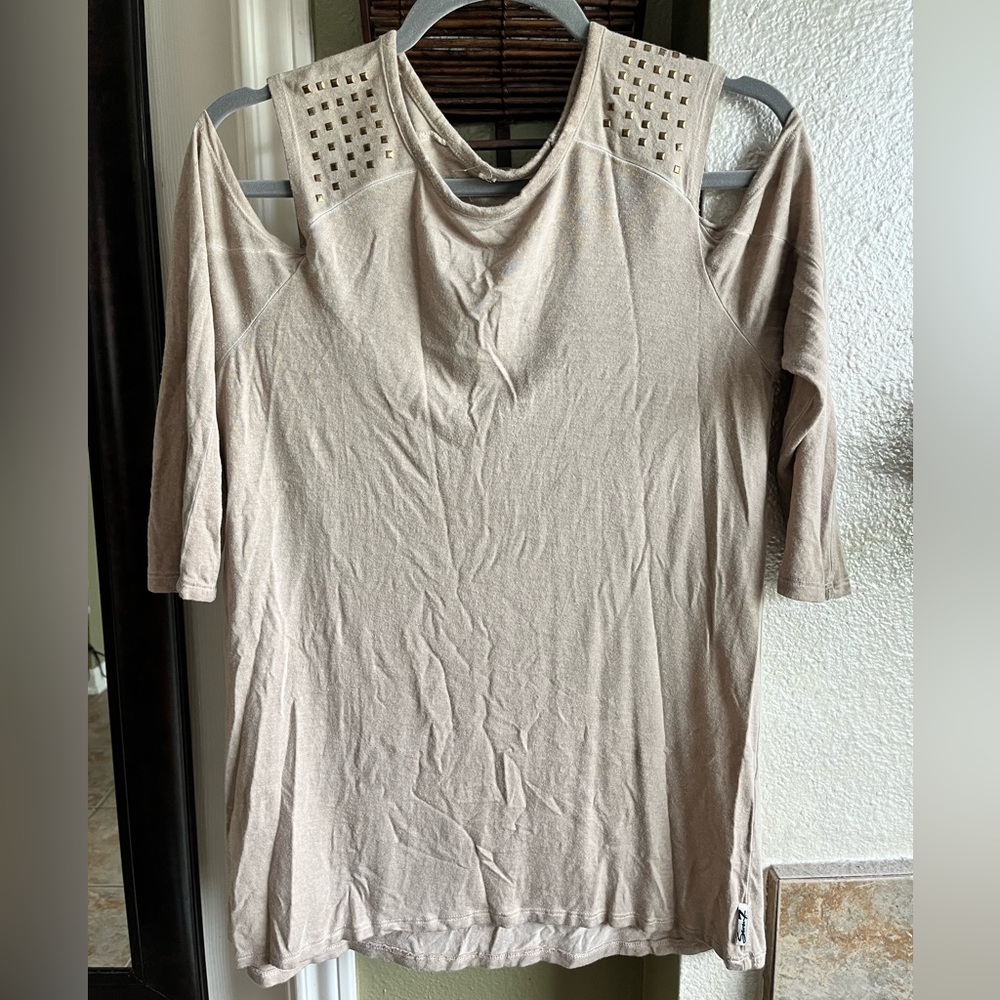 Shoulder cut out Top w/ Mid length sleeves